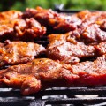 Noix de joue de porc confite grillees au barbecue